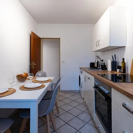 Apartment Mit Zwei Schlafzimmern *